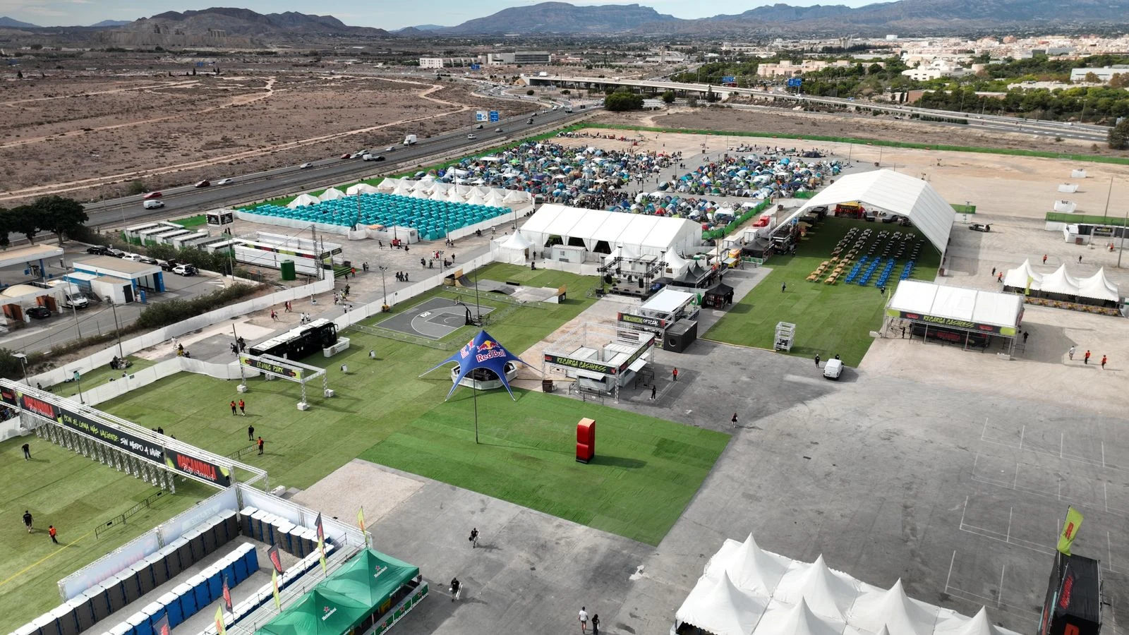 Vista aérea del recinto de Rocanrola: carpas, zonas de público y distribución de infraestructuras.